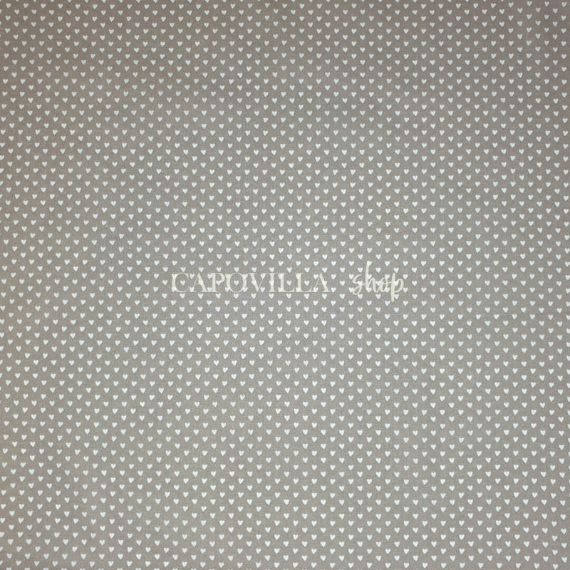 Baumwollstoff – TAUPE BASE HEARTS – Mindestzuschnitt oder Vielfaches von 25 x 140 cm